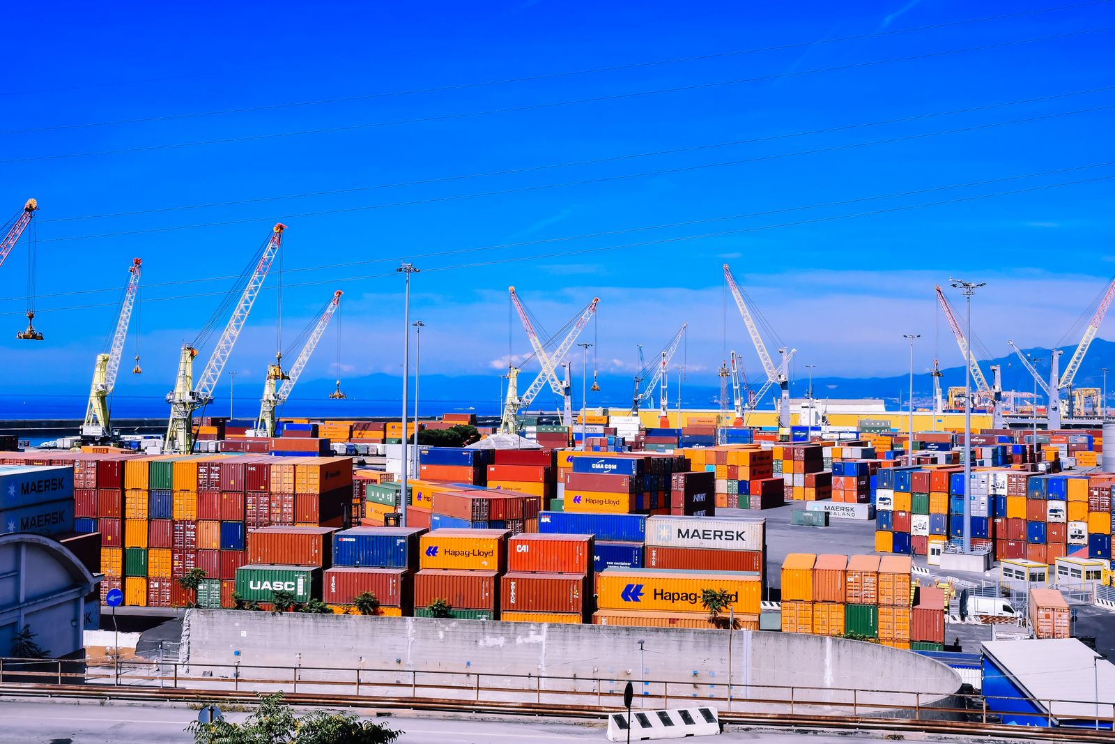 Grúas y contenedores en un puerto de carga